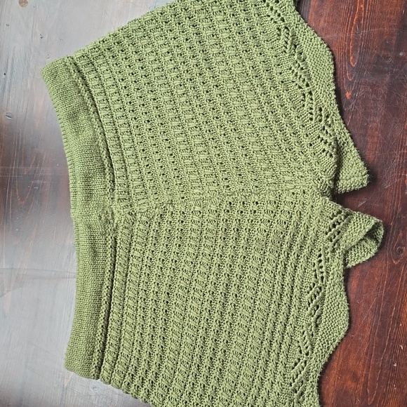 High Waist Green Crochet Shorts with Scalloped Hem - Picture 4 of 4